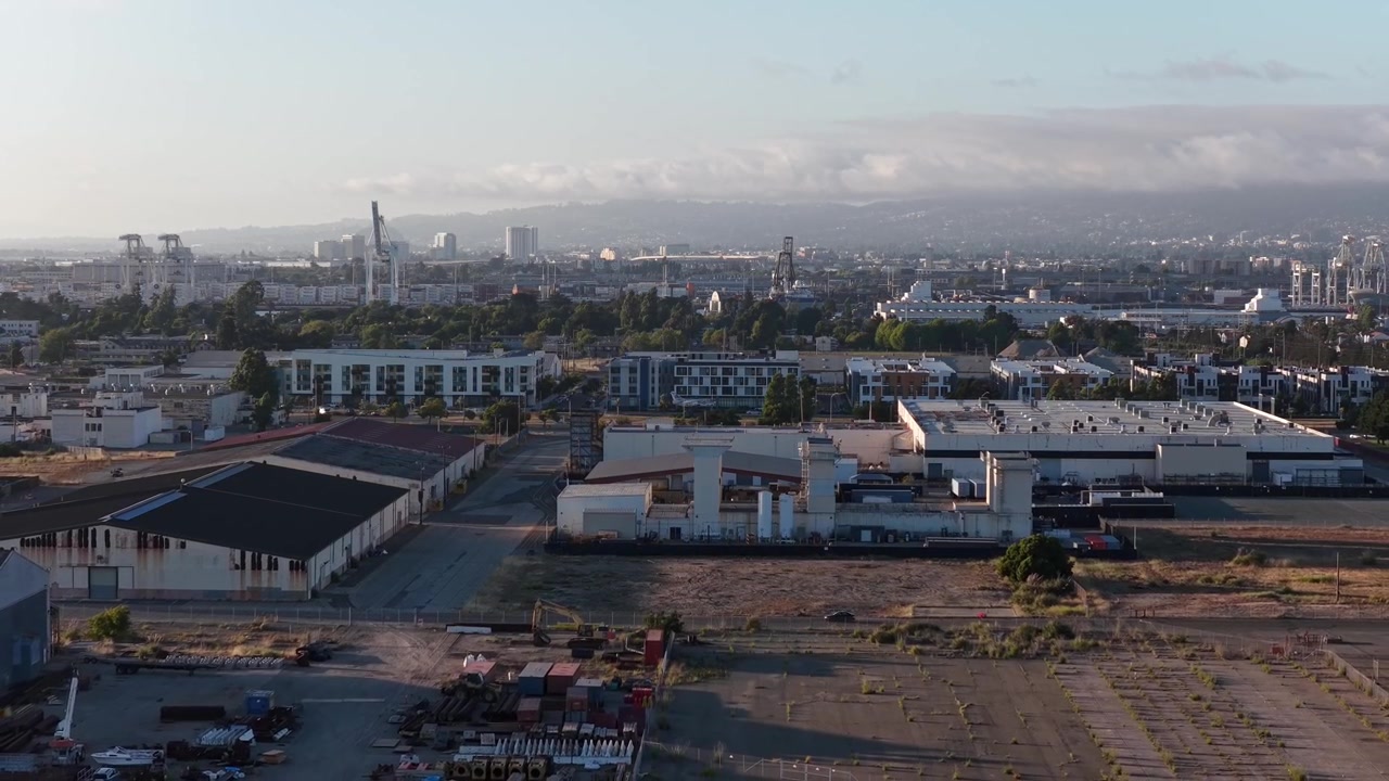 Industrielle lagerbygninger og kommercielle bygninger i dagslys i West Alameda, Californien, USA. Bredt luftfoto.