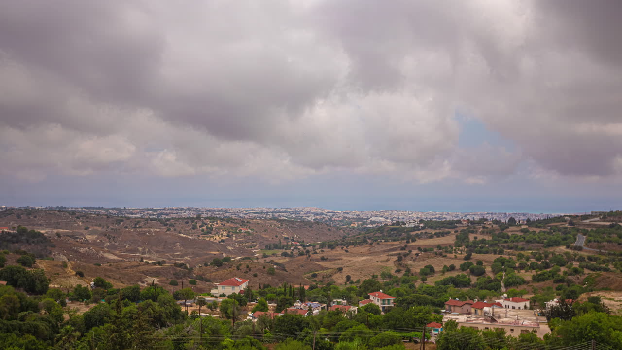 Timelapse del cielo in una giornata nuvolosa da un punto panoramico sulla valle all'orizzonte.