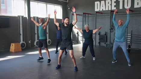grupo diverso de personas que participan en una clase de fitness