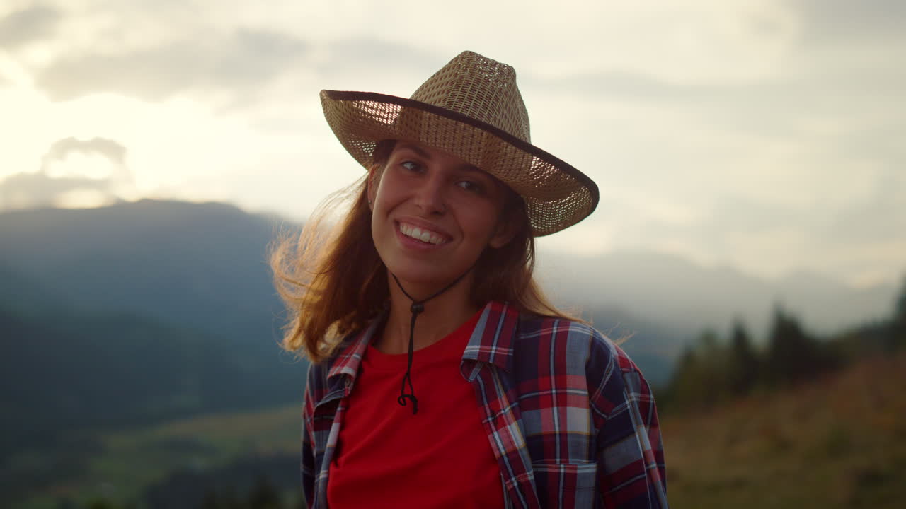 mujer alegre disfrutar de la naturaleza en las montañas colina de cerca. niña feliz disfrutar del fin de semana.
