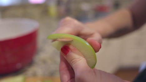 primer plano de una rodaja de manzana que se pela en cámara lenta