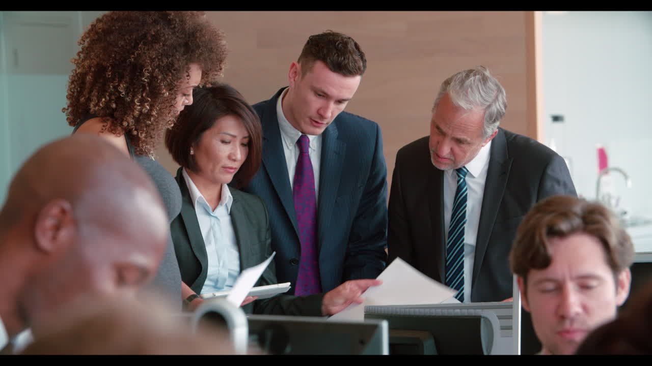 빈 현대 사무실 복도, 수평 패닝