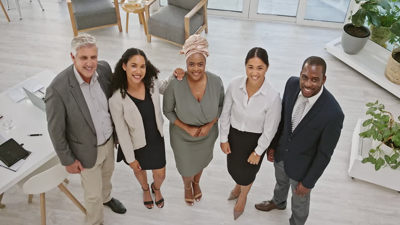 vista de arriba, negocios y equipo con los pulgares hacia arriba