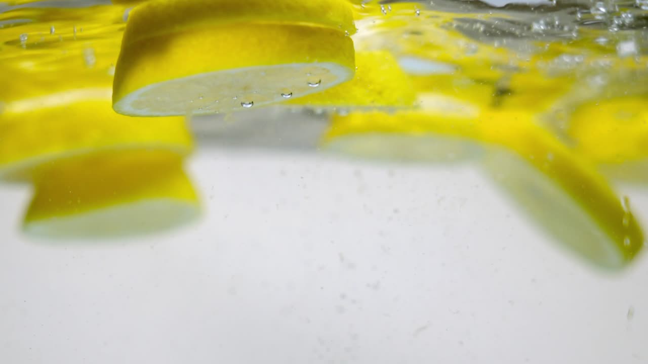 신선한 식수에 천연 감귤 향을 더하는 레몬 조각