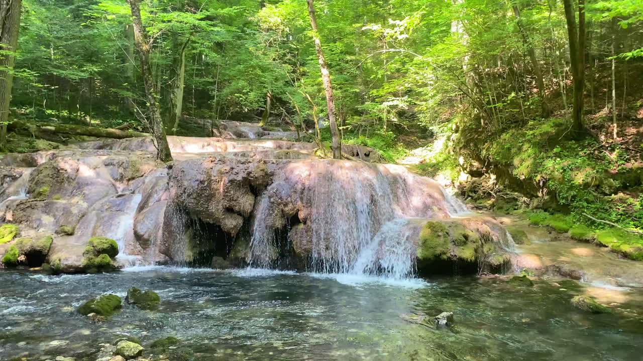 멋진 비가르 캐스케이드 폭포 루마니아 유럽