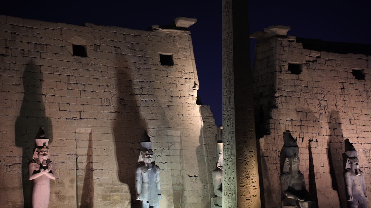 vista panorámica que revela la antigua escultura tallada estatua en el templo de luxor egipto civilización antigua patrimonio mundial de la unesco