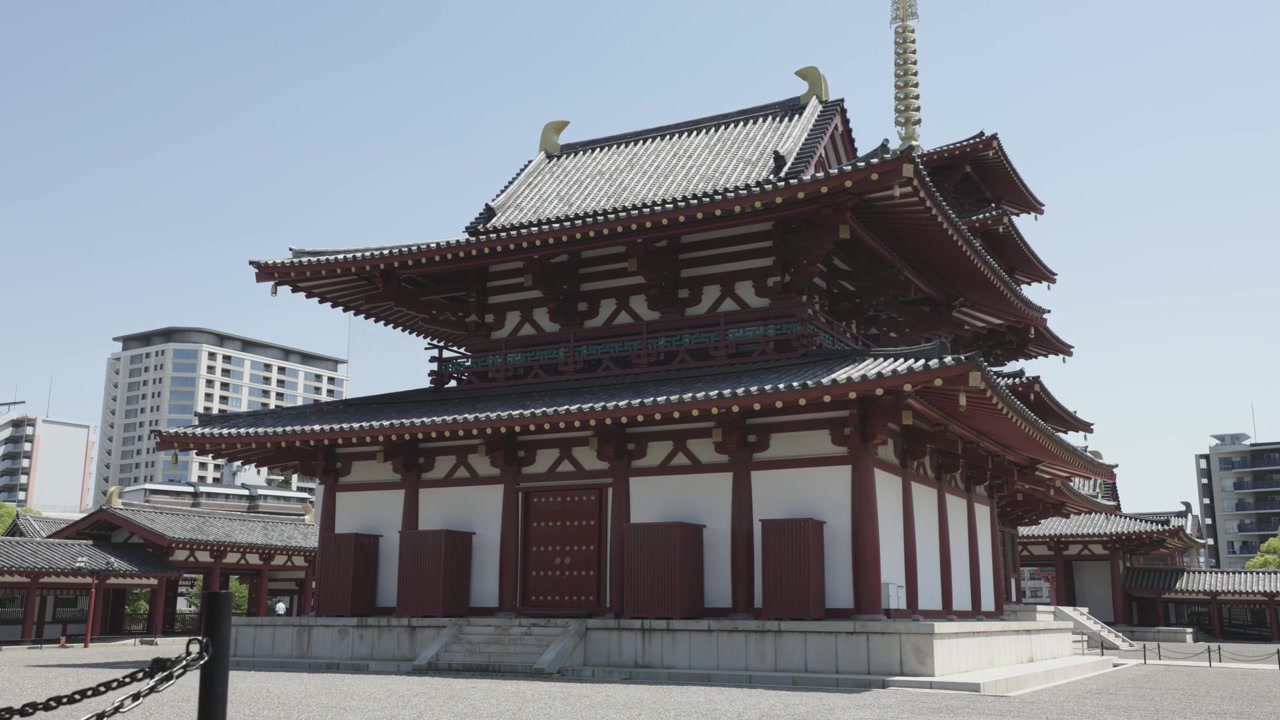 In avvicinamento allo Shitenno-ji Kondo presso il Tempio Shitennoji