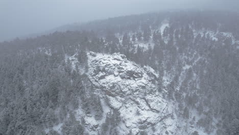 Imágenes-Aéreas-De-Drones-Del-Pico-Nevado-De-La-Colina-Rocosa-En-Flatirons-Mountain-Boulder-Colorado,-EE.UU.