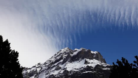 Cirrocumulus-Wolke-Verträumte-Kräuselungen-In-Den-Schweizer-Spitzenalpen