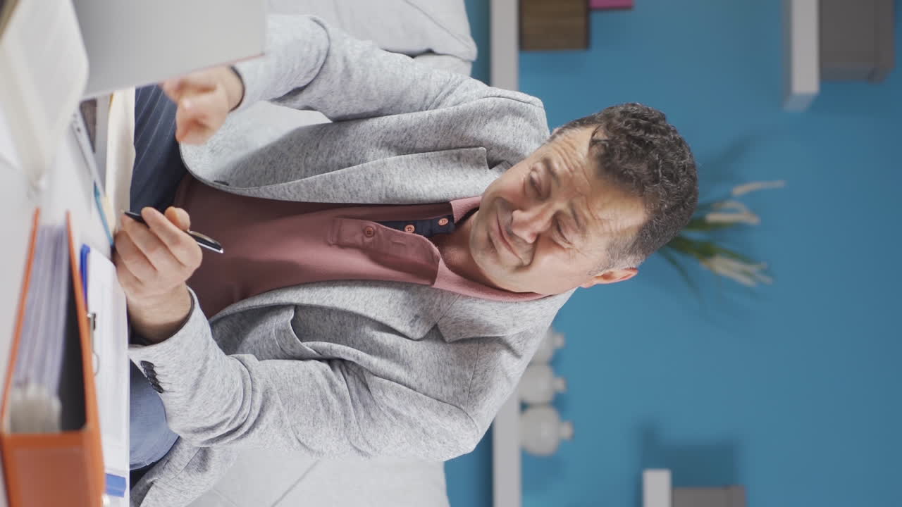 홈 오피스 직원의 수직 비디오  ⁇ 은이가 아프고 기침하고 있습니다.