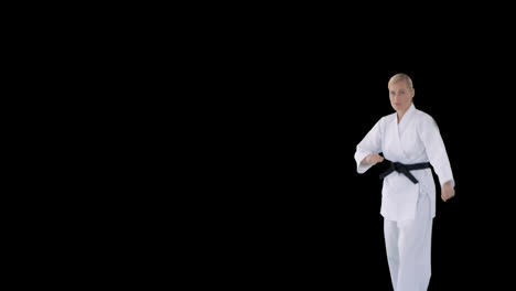 mujer haciendo karate