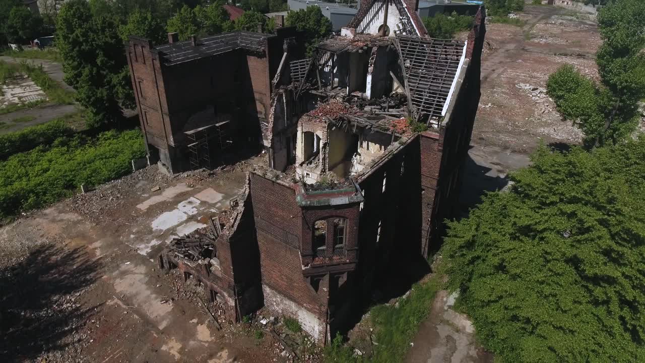 붕괴된 벽돌 빌딩, 옛 도살장, 붕괴 된 지붕, 중앙 유럽, 은 여름날에 푸른 나무로 둘러싸여, 4k 드론 촬영