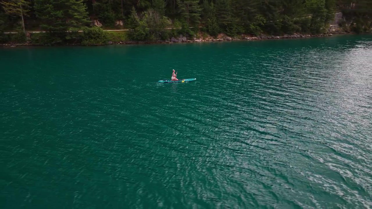 Vista drone Donna in paddleboard Lago Achensee Austria Foresta Alpi Paesaggio
