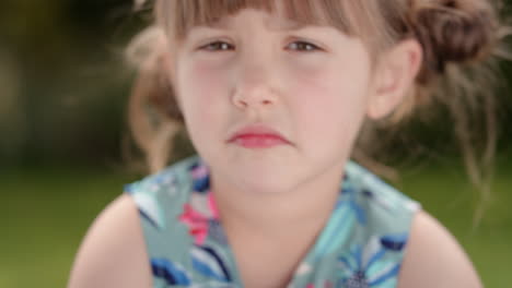 retrato de una niña hermosa mirando a la cámara con una expresión curiosa niño lindo en el parque soleado 4k imágenes