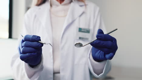 dentista con herramientas dentales