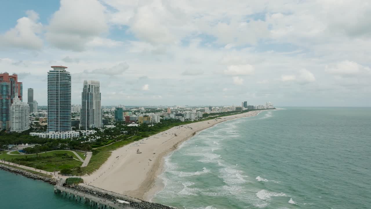 Video con drone che sorvola South Beach a Miami, Florida.