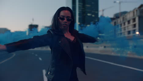 mujer bailando con granada de humo en la ciudad al amanecer chica rebelde disfrutando del baile en la calle