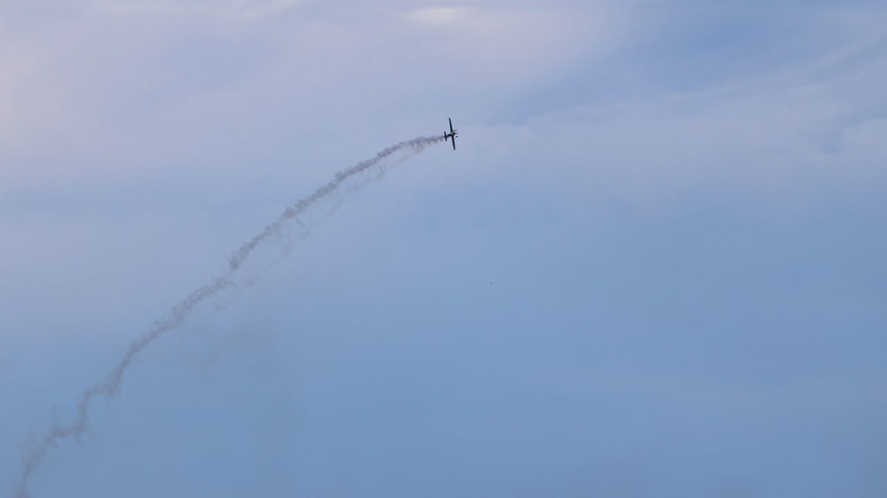 항공기는 배 근처의 바다 위에서 기동을 수행합니다.