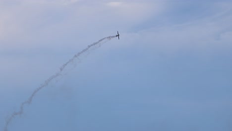 aeronave ejecuta maniobras sobre el mar cerca de barcos