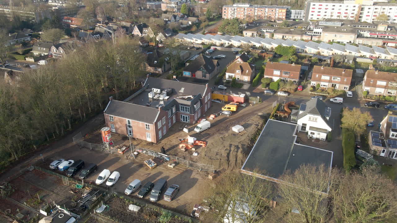 건설 현장에 건설 중인 새 집으로 날아가다