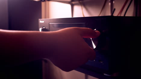 volviendo a mano el volumen del amplificador sonido inmersivo con nuestro moderno cine en casa