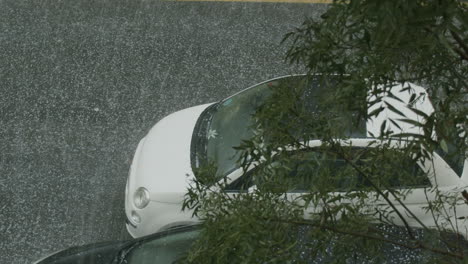 Schlechtes-Wetter-Greift-Die-Stadt-Mit-Schwerem-Hagel-An