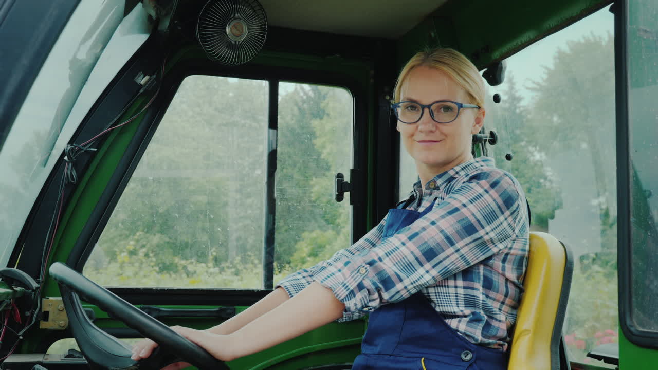 retrato de mujer de conductor de tractor sonriendo mirando a la cámara