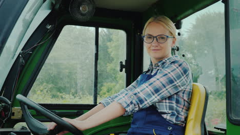 retrato de mujer de conductor de tractor sonriendo mirando a la cámara