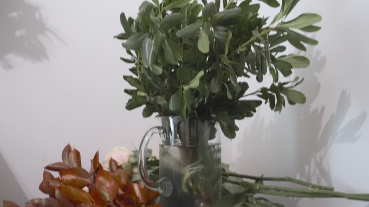 varios verdes usados por floristas en un balde