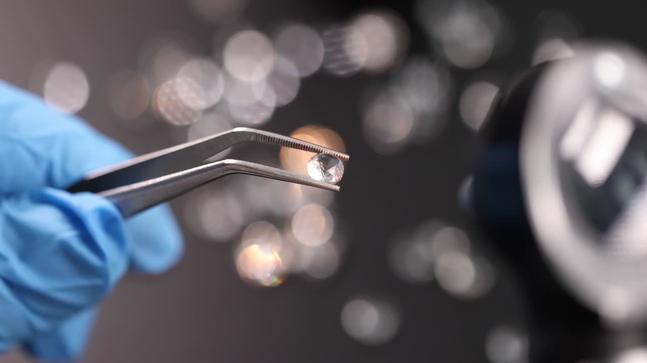 장갑을 입은 보석업자는 투명한 보석 4k 영화와 함께 츠 한 을 들고 있습니다.