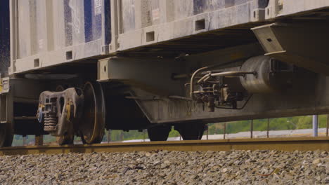 cerca de las ruedas de un tren rodando a lo largo de las vías del ferrocarril