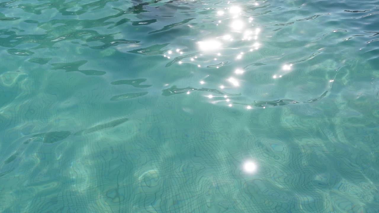Agua de piscina en cámara lenta