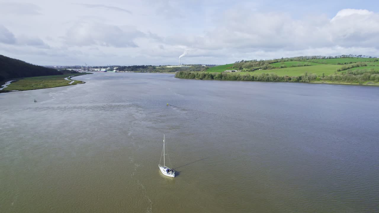 yate del estuario de waterford esperando que la marea gire para navegar río arriba a la ciudad de waterford en el río suir