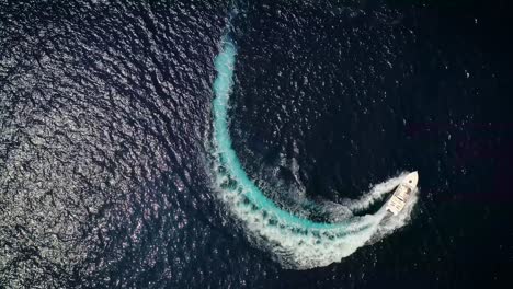 el barco de motor de lujo forma un círculo de olas y burbujas.