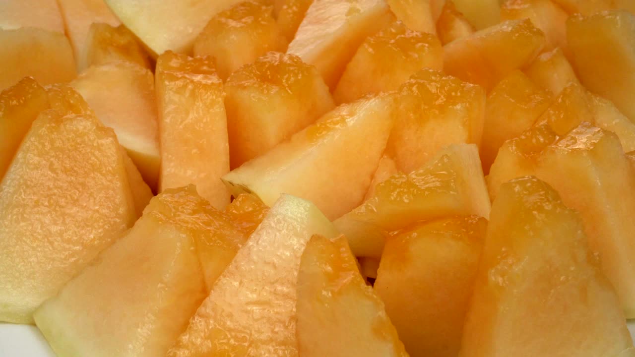 exótico fruto de melón en primer plano. melón en rodajas sobre un fondo blanco