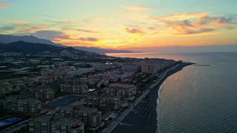 Colorida-Vista-De-Drones-Al-Atardecer-Sobre-Playa-Marina-Del-Este,-España