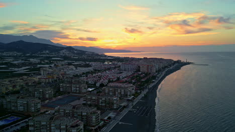 colorida vista del atardecer desde un avión no tripulado sobre la playa marina del este, españa