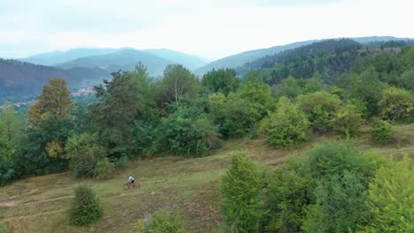 Ciclista-De-Montaña-Descendiendo-Por-Un-Sendero-Con-Una-Bicicleta-Eléctrica-A-Lo-Largo-Del-Bosque,-Escena-De-Acción