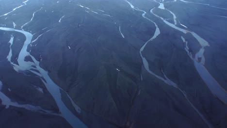 自然の中の川の河口の空から眺める