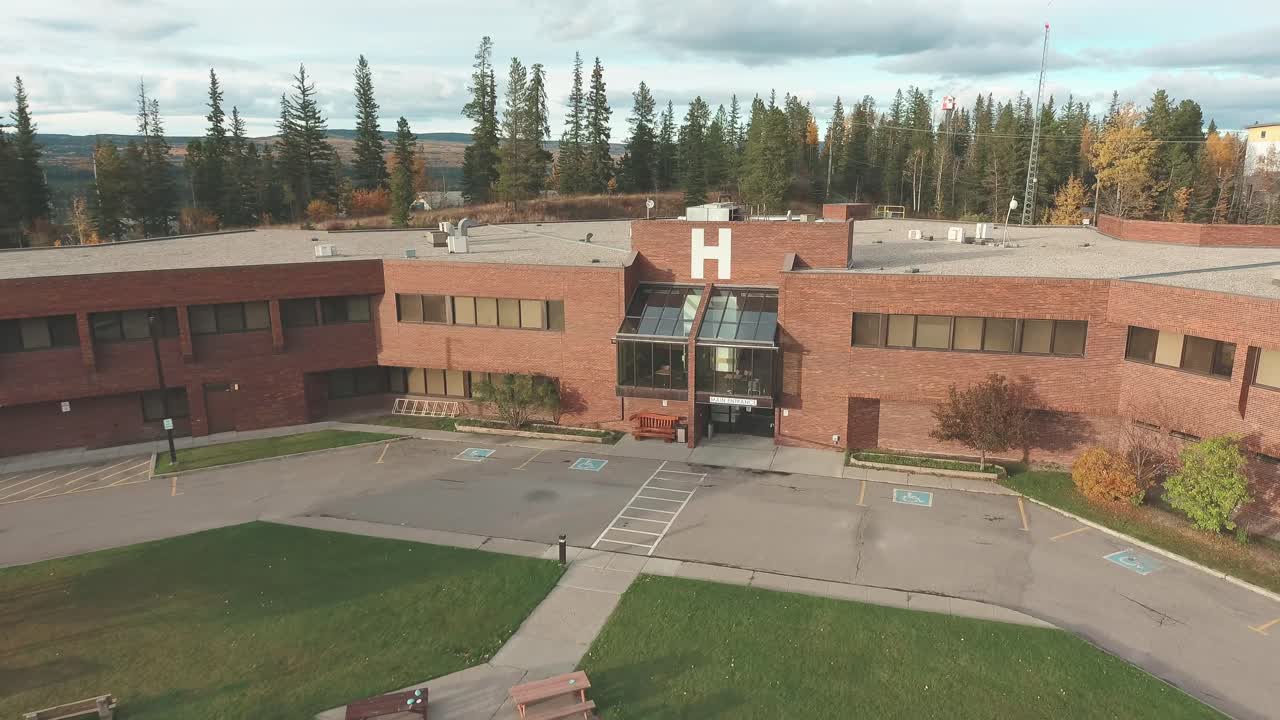 haz un zoom lento a la entrada del hospital hinton.