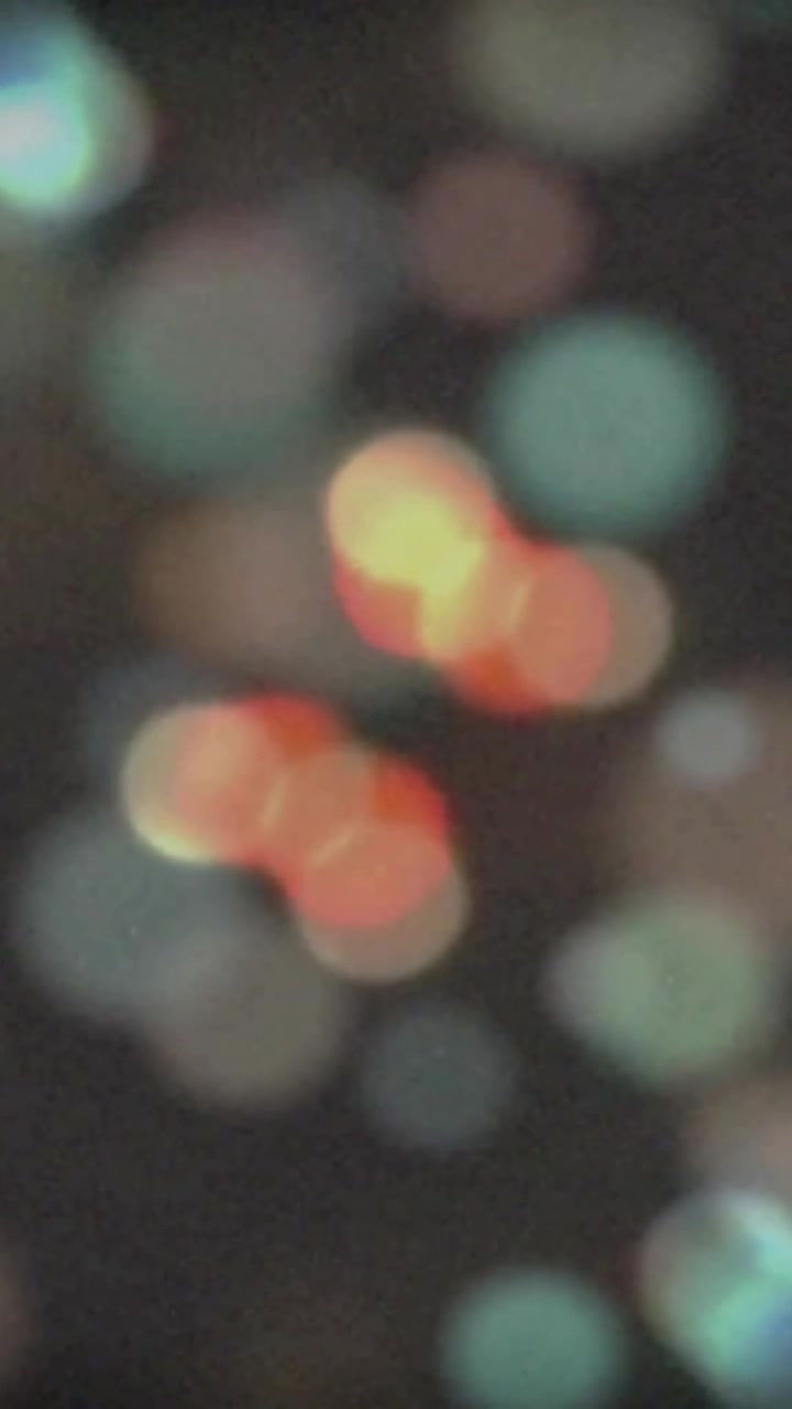 Animazione di forme colorate in movimento su sfondo nero