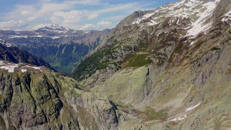 toma aérea amplia de un impresionante panorama montañoso durante un clima muy agradable en suiza