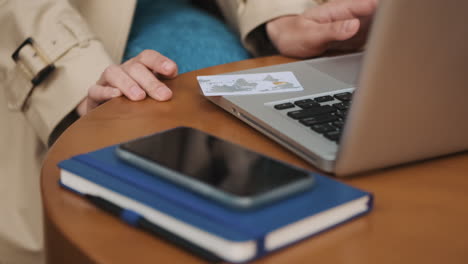 Estudiante-Caucásica-Comprando-En-Línea-En-Una-Computadora-Portátil-Al-Aire-Libre.