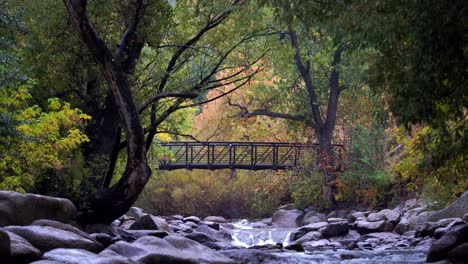 Escena-De-Otoño-Pacífica-En-Boulder-Creek,-Roca,-Colorado