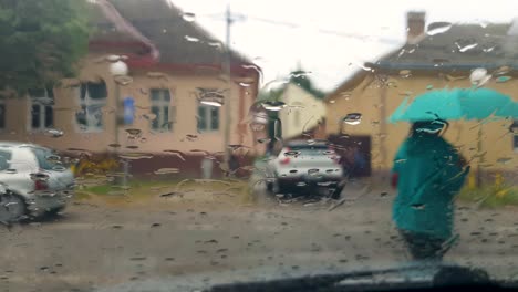 imágenes de video de un auto con vidrio borroso y gotas de lluvia en la ventana