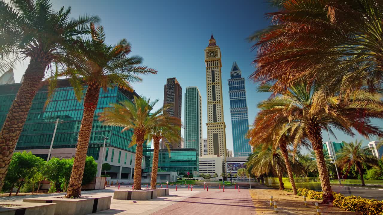Slunečný den, město Dubaj, budovy v centru města, pohled z ulice, 4K časosběr, Spojené arabské emiráty.