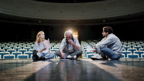 personas haciendo un ensayo en el escenario