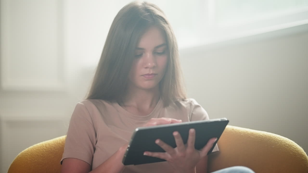 mujer usando una tableta
