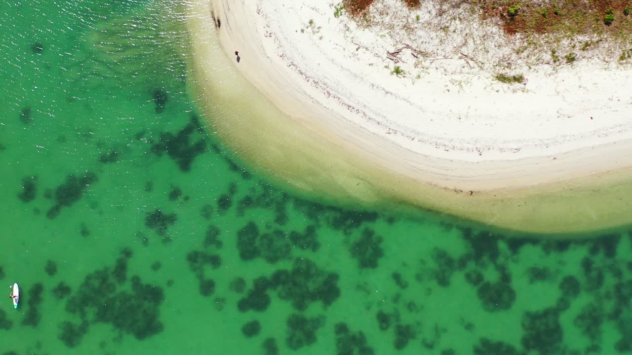 에메랄드빛 태국 바다의 아름다운 둥근 모래톱