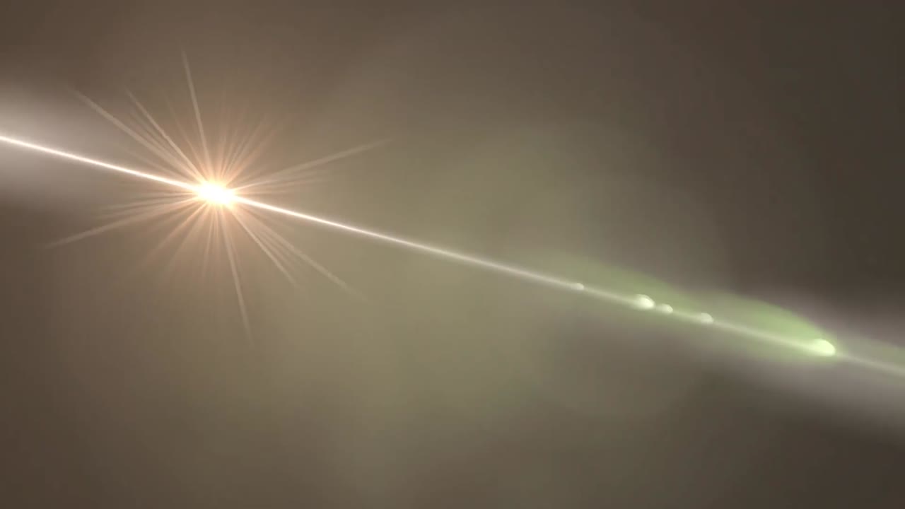 검은 바탕에 있는 빛의 흔적과 반점의 애니메이션